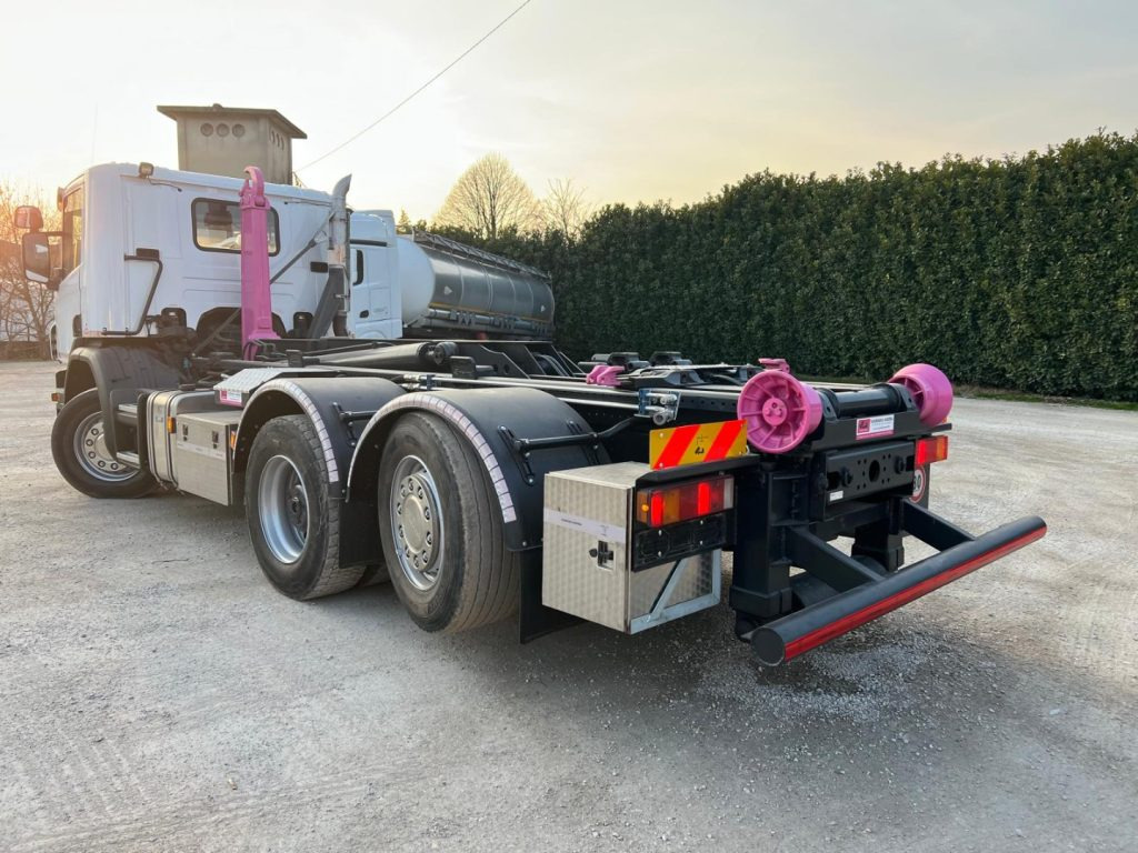 SCANIA P410 SCARRABILE CON RIDUTTORE AI MOZZI - Камион со кука за подигање: слика 4 SCANIA P410 SCARRABILE CON RIDUTTORE AI MOZZI - Камион со кука за подигање: слика 4