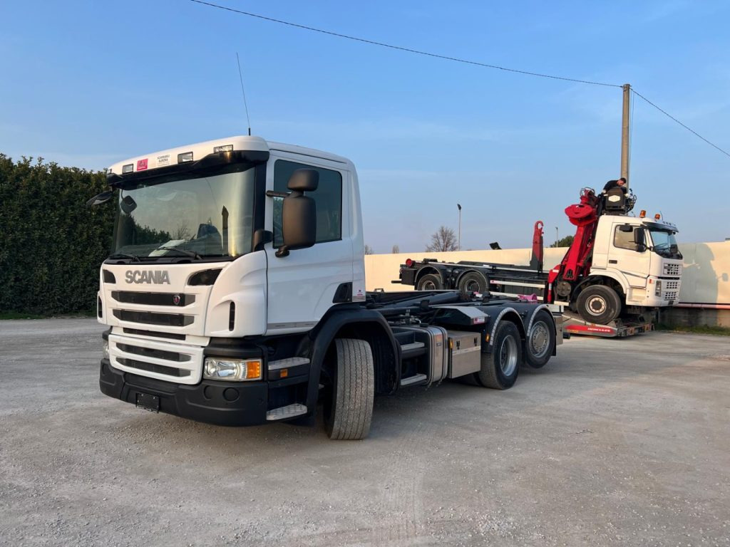 SCANIA P410 SCARRABILE CON RIDUTTORE AI MOZZI - Камион со кука за подигање: слика 1 SCANIA P410 SCARRABILE CON RIDUTTORE AI MOZZI - Камион со кука за подигање: слика 1