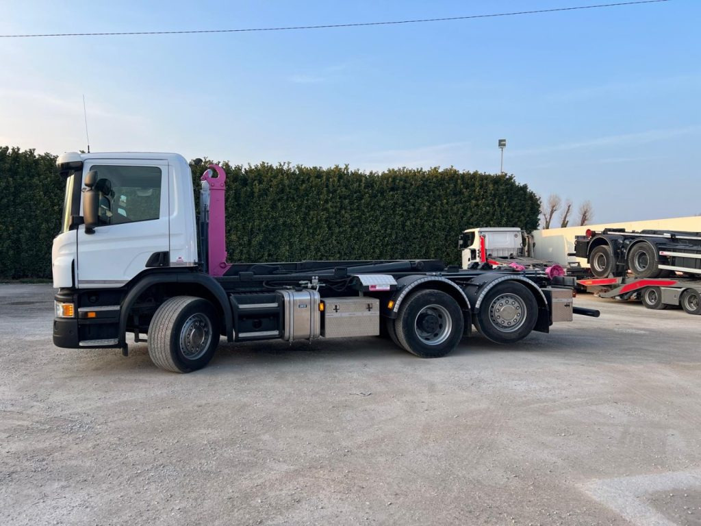 SCANIA P410 SCARRABILE CON RIDUTTORE AI MOZZI - Камион со кука за подигање: слика 2 SCANIA P410 SCARRABILE CON RIDUTTORE AI MOZZI - Камион со кука за подигање: слика 2