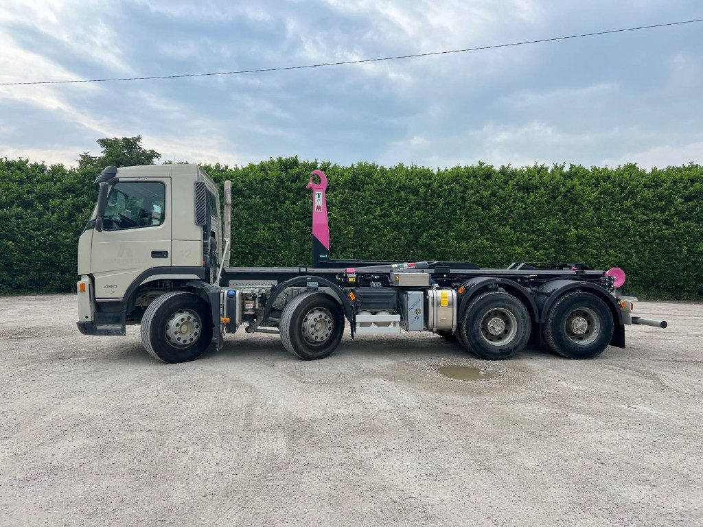 VOLVO FM480 SCARRABILE 8X4 - Камион со кука за подигање: слика 2 VOLVO FM480 SCARRABILE 8X4 - Камион со кука за подигање: слика 2