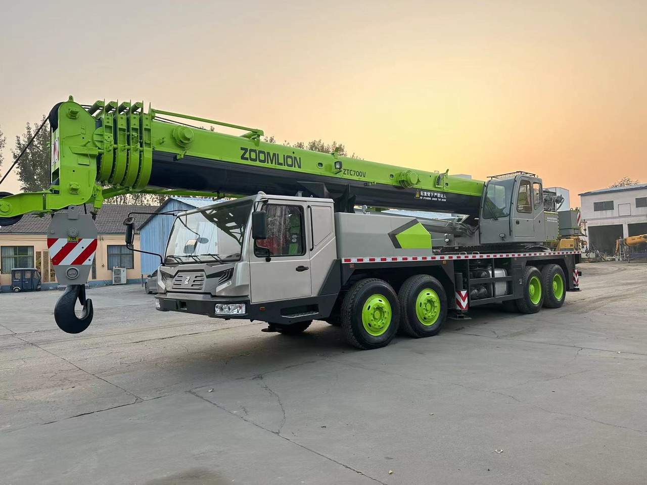 ZOOMLION ZTC700V QY70V 70 ton 80 ton 90 ton 100 ton 110 ton 120 ton used truck crane - Мобилен кран: слика 2 ZOOMLION ZTC700V QY70V 70 ton 80 ton 90 ton 100 ton 110 ton 120 ton used truck crane - Мобилен кран: слика 2