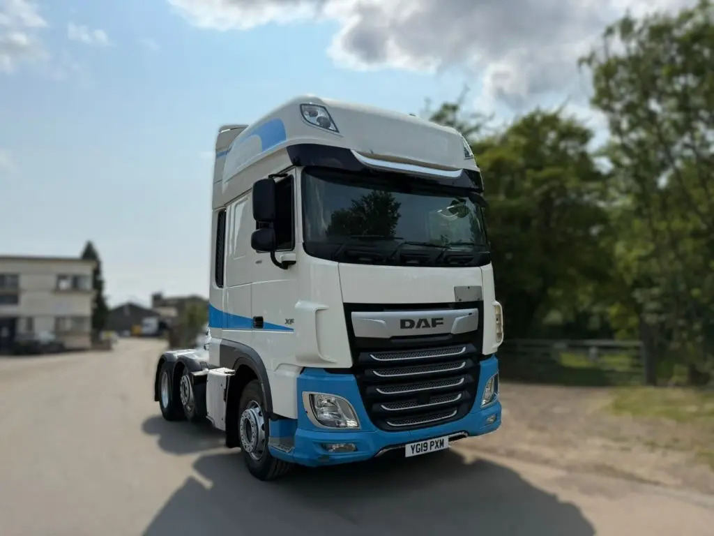 Камион влекач DAF XF 105: слика 1