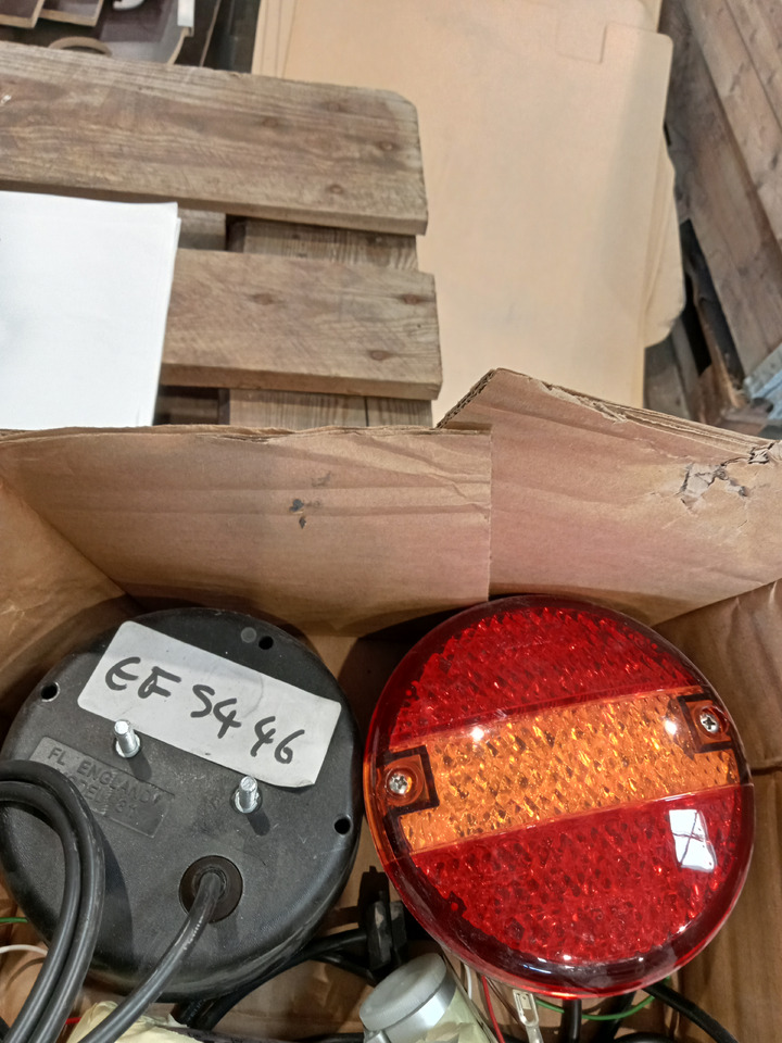 Trouillet FEU 3 FONCTIONS LED DROIT 810/09/10 - Задни светла: слика 1 Trouillet FEU 3 FONCTIONS LED DROIT 810/09/10 - Задни светла: слика 1