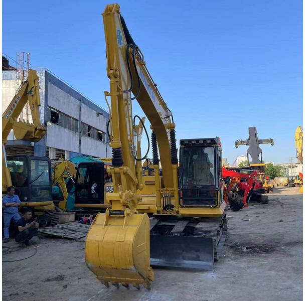 Komatsu PC130 - Багер гасеничар: слика 1 Komatsu PC130 - Багер гасеничар: слика 1