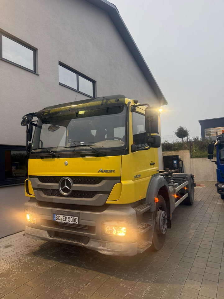 MERCEDES-BENZ AXOR 1829/ 18t Abroller TÜV/SP Neu - Камион со кука за подигање: слика 1 MERCEDES-BENZ AXOR 1829/ 18t Abroller TÜV/SP Neu - Камион со кука за подигање: слика 1