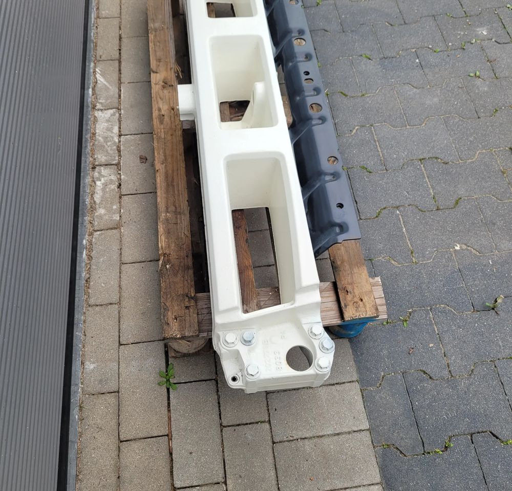 BELKA ZDERZAK VOLVO FMX ORYGINAŁ 21718915 CHWALIM116 - Браник за Камион: слика 2 BELKA ZDERZAK VOLVO FMX ORYGINAŁ 21718915 CHWALIM116 - Браник за Камион: слика 2