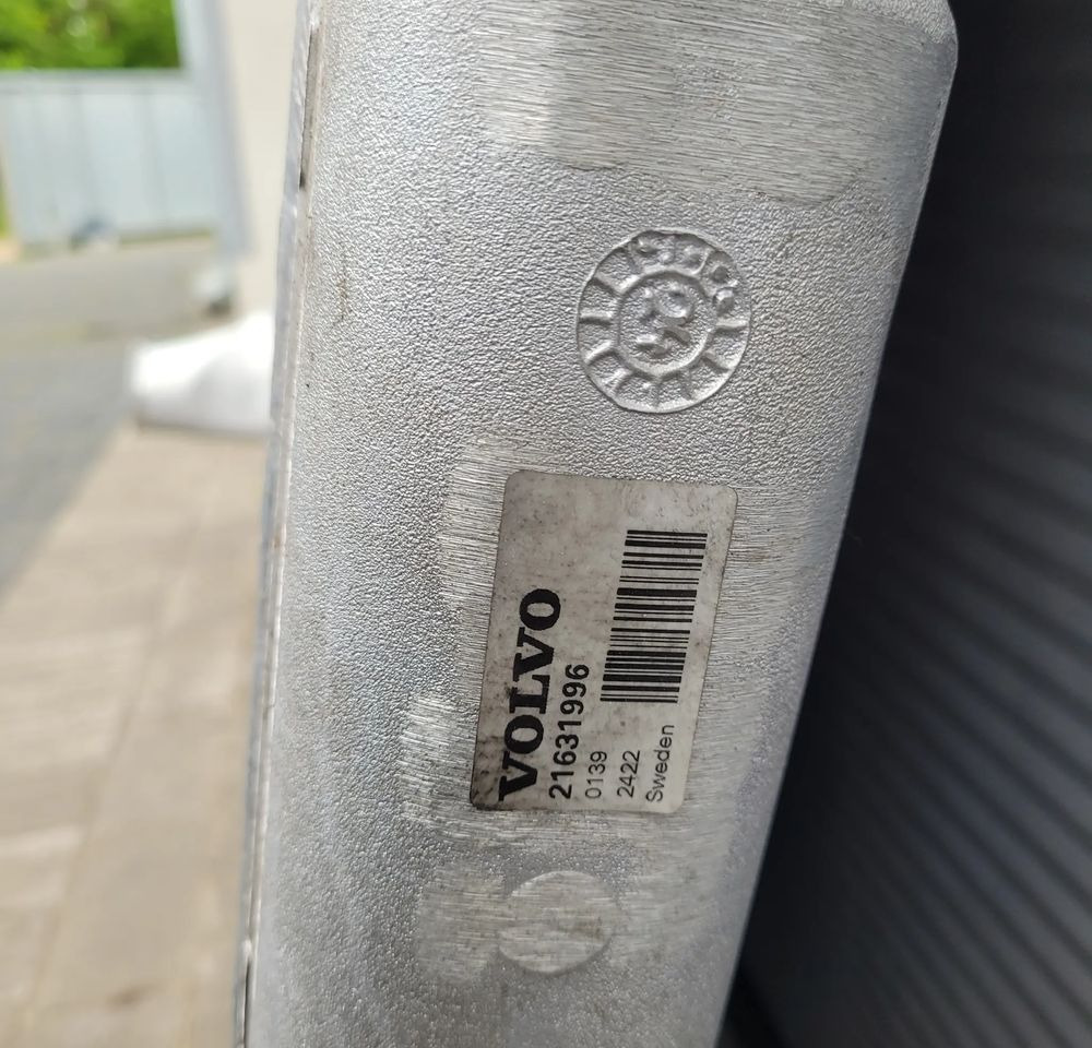 INTERCOOLER VOLVO FH4 FH5 21631996 SZCZELNY 2024 R - Интеркулер за Камион: слика 3 INTERCOOLER VOLVO FH4 FH5 21631996 SZCZELNY 2024 R - Интеркулер за Камион: слика 3