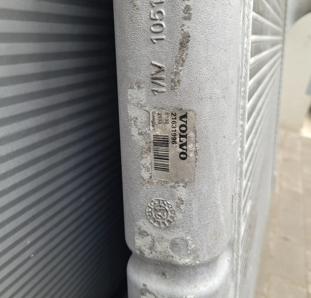 INTERCOOLER VOLVO FH4 ORYGINAŁ 21631996 SZCZELNY 2021R - Интеркулер за Камион: слика 3 INTERCOOLER VOLVO FH4 ORYGINAŁ 21631996 SZCZELNY 2021R - Интеркулер за Камион: слика 3
