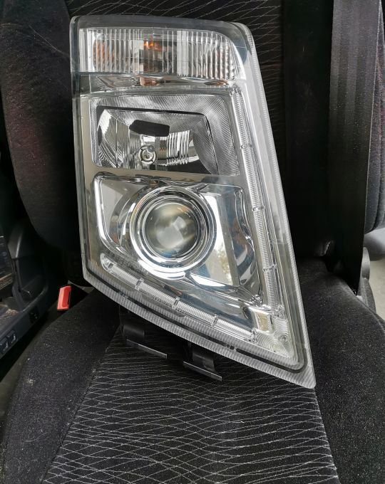 LAMPA XENON VOLVO FH 13 ORYGINAŁ PRAWA - Предни светла за Камион: слика 1 LAMPA XENON VOLVO FH 13 ORYGINAŁ PRAWA - Предни светла за Камион: слика 1