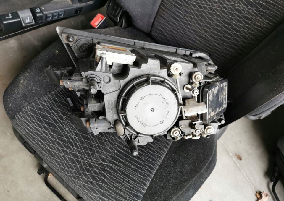 LAMPA XENON VOLVO FH 13 ORYGINAŁ PRAWA - Предни светла за Камион: слика 2 LAMPA XENON VOLVO FH 13 ORYGINAŁ PRAWA - Предни светла за Камион: слика 2