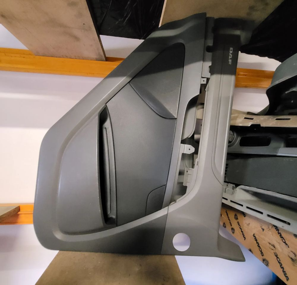 TAPICERKA DRZWI DAF CF LEWA ORYGINAŁ - Врата и делови за Камион: слика 1 TAPICERKA DRZWI DAF CF LEWA ORYGINAŁ - Врата и делови за Камион: слика 1