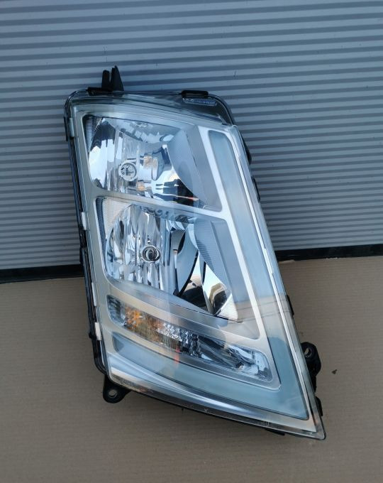 Volvo OE 22239217 reflektor lampa PRAWA ORYGINAL - Предни светла за Камион: слика 1 Volvo OE 22239217 reflektor lampa PRAWA ORYGINAL - Предни светла за Камион: слика 1