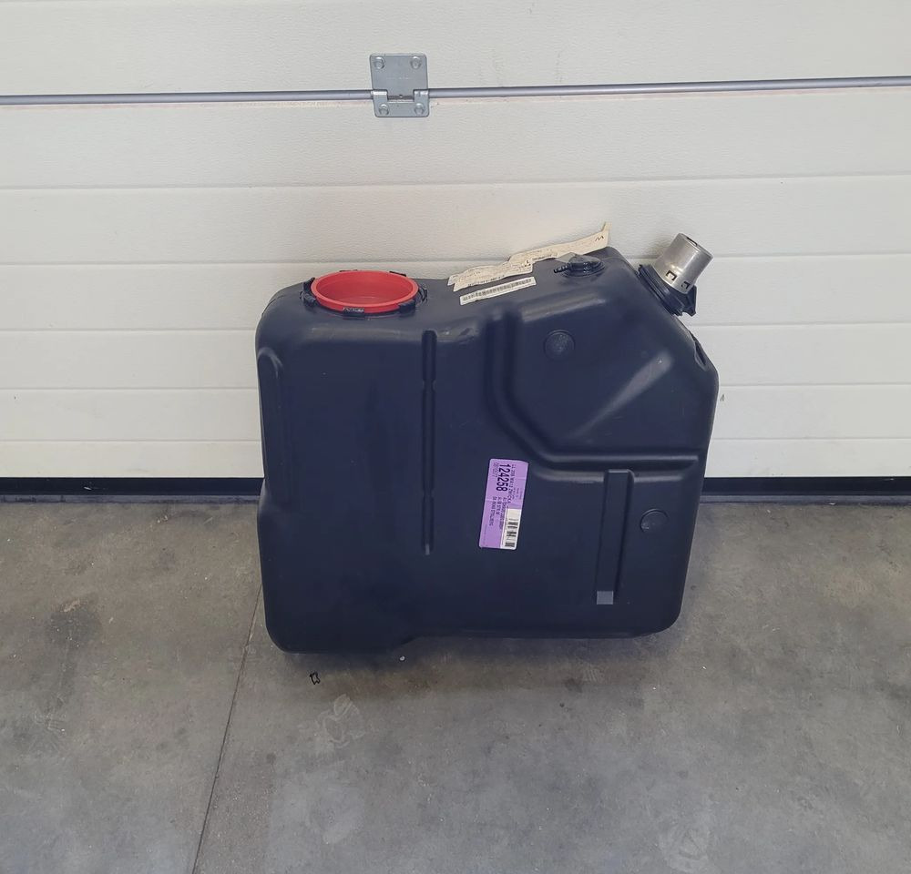 ZBIORNIK AD BLUE MERCRDES ACTROS MP4 ORYGINAŁ A9604701515 - AdBlue резервоар за Камион: слика 2 ZBIORNIK AD BLUE MERCRDES ACTROS MP4 ORYGINAŁ A9604701515 - AdBlue резервоар за Камион: слика 2