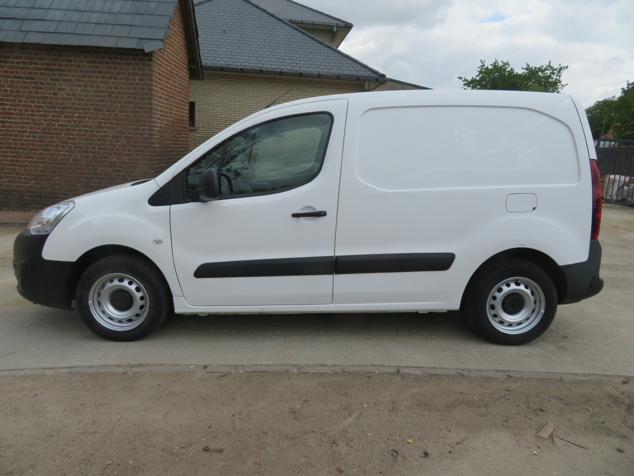 CITROËN Berlingo 1.6 BlueHDi CLUB - Товарно комбе: слика 4 CITROËN Berlingo 1.6 BlueHDi CLUB - Товарно комбе: слика 4