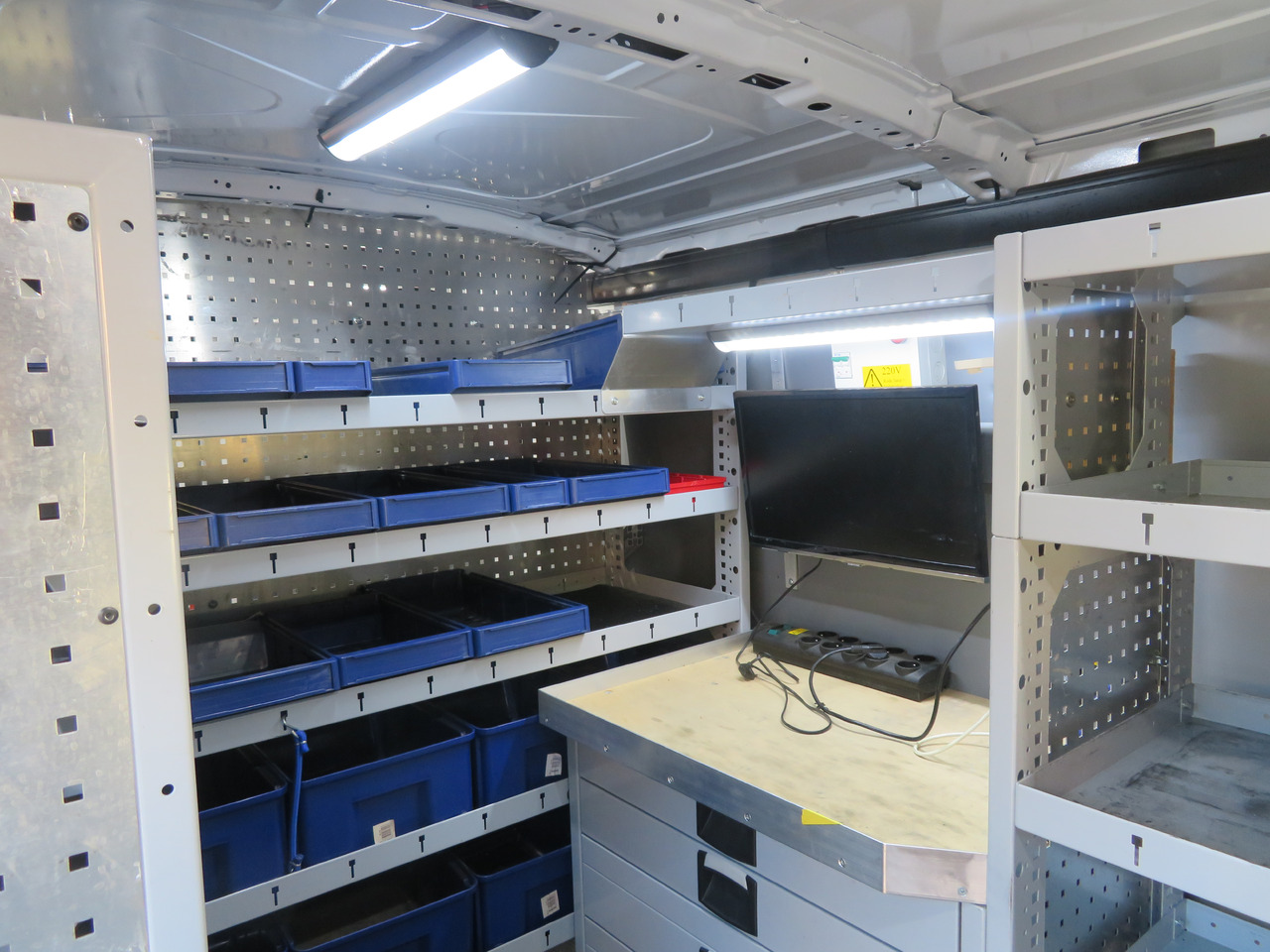 Товарно комбе Ford Transit 2.0TDCi L2H2: слика 10 Товарно комбе Ford Transit 2.0TDCi L2H2: слика 10