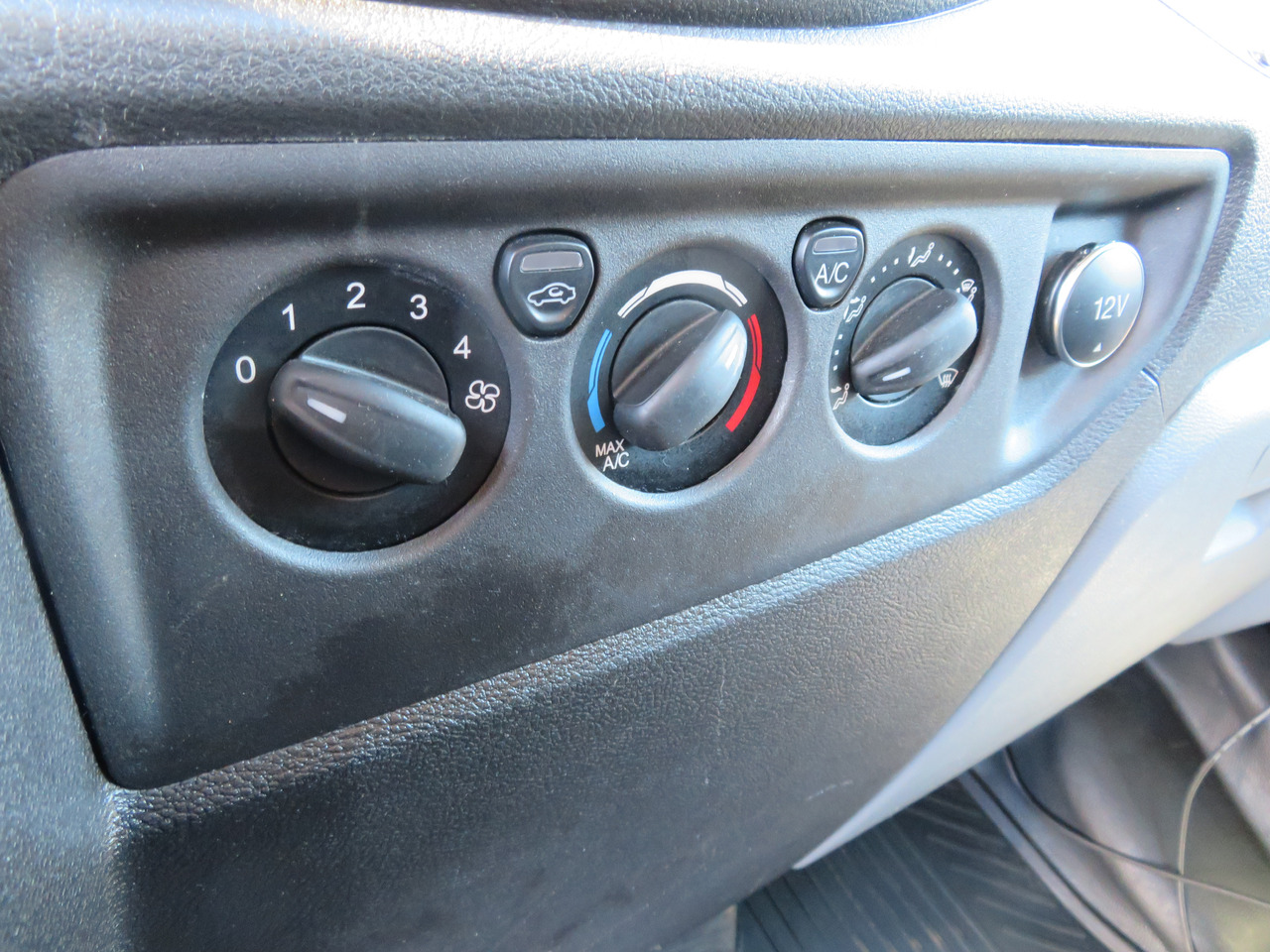 Товарно комбе Ford Transit 2.0TDCi L2H2: слика 14 Товарно комбе Ford Transit 2.0TDCi L2H2: слика 14