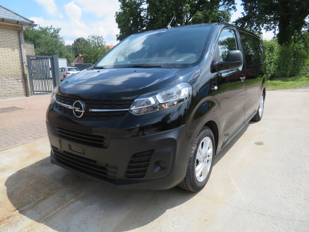 OPEL Vivaro Edition 2.0 Turbo - L2H1 - Мало комбе: слика 3 OPEL Vivaro Edition 2.0 Turbo - L2H1 - Мало комбе: слика 3