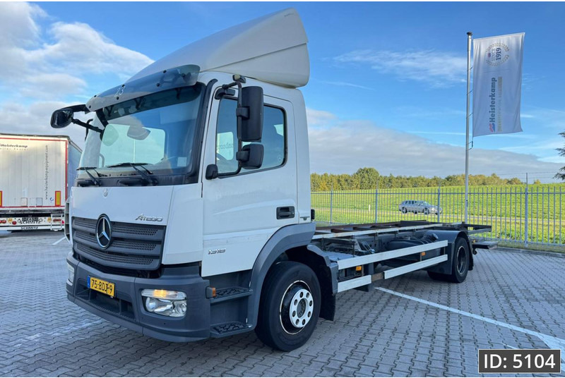 Mercedes-Benz Atego 1318 Day Cab, Euro 6, / BDF / DHOLLANDIA 2000KG - Транспортер на контејнер/ Камион со променливо тело: слика 1 Mercedes-Benz Atego 1318 Day Cab, Euro 6, / BDF / DHOLLANDIA 2000KG - Транспортер на контејнер/ Камион со променливо тело: слика 1