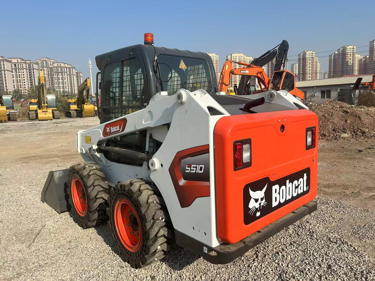 BOBCAT S510 Skid Steer Loader - Компактен натоварувач: слика 4 BOBCAT S510 Skid Steer Loader - Компактен натоварувач: слика 4