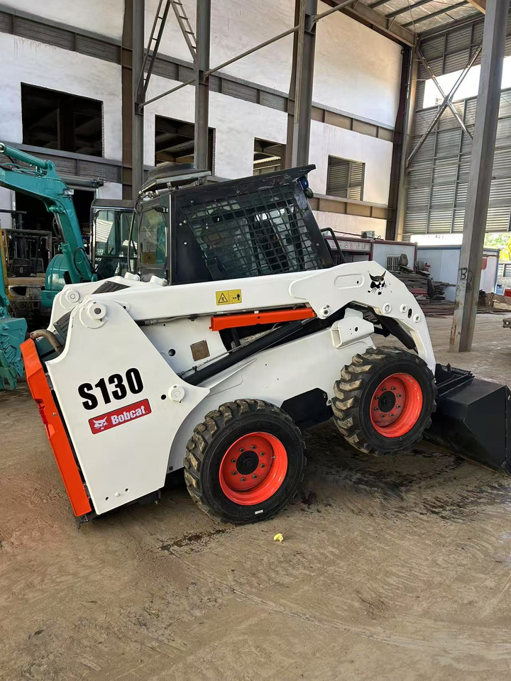 BOBCAT Skid Steer Loader S130 - Компактен натоварувач: слика 3 BOBCAT Skid Steer Loader S130 - Компактен натоварувач: слика 3