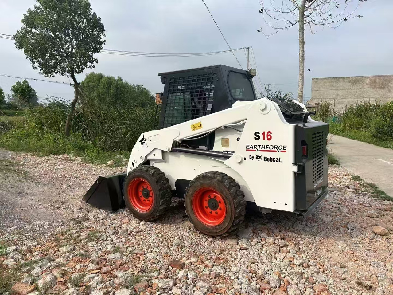 BOBCAT Skid Steer Loader S16 - Компактен натоварувач: слика 4 BOBCAT Skid Steer Loader S16 - Компактен натоварувач: слика 4