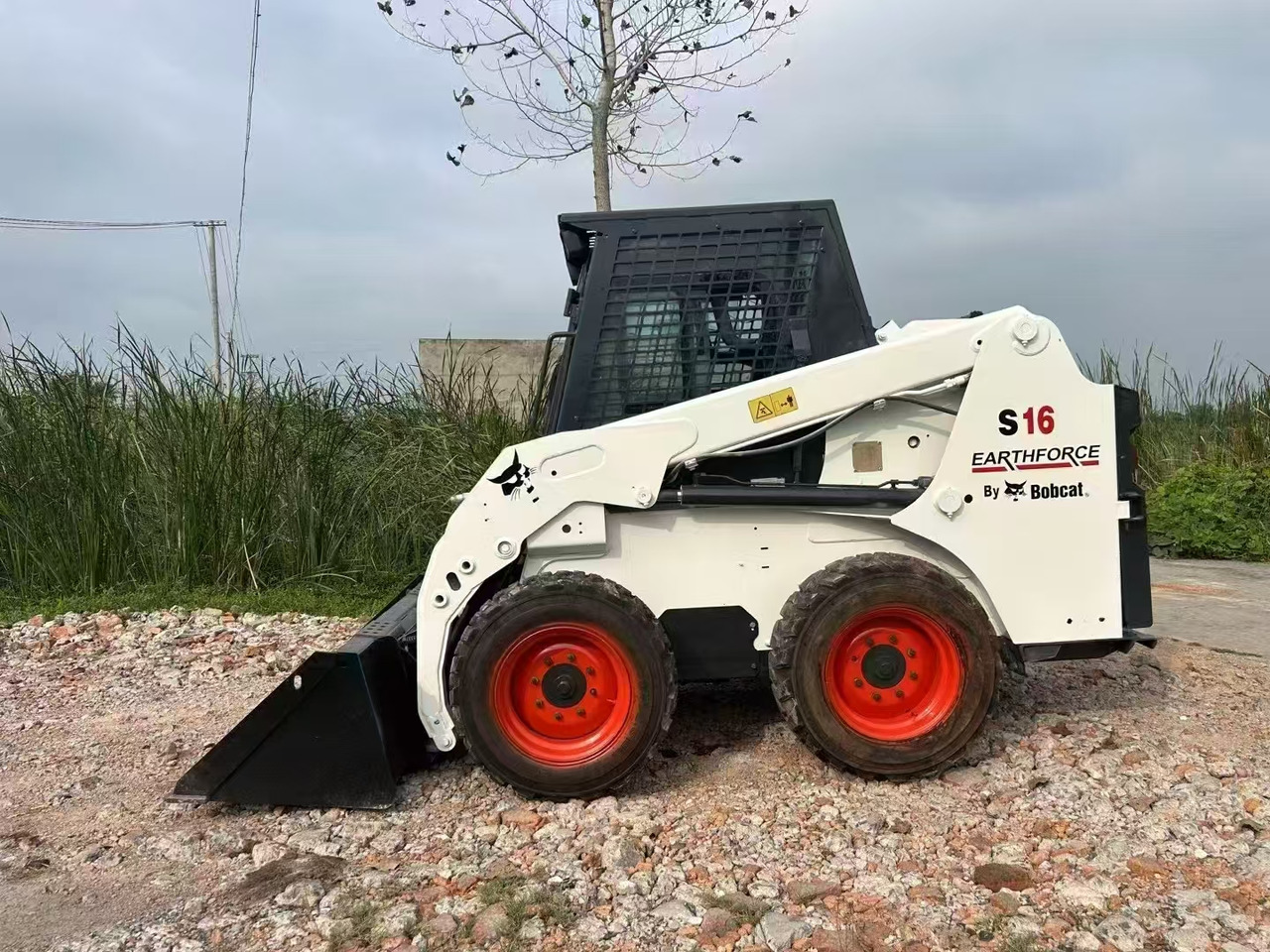 BOBCAT Skid Steer Loader S16 - Компактен натоварувач: слика 3 BOBCAT Skid Steer Loader S16 - Компактен натоварувач: слика 3