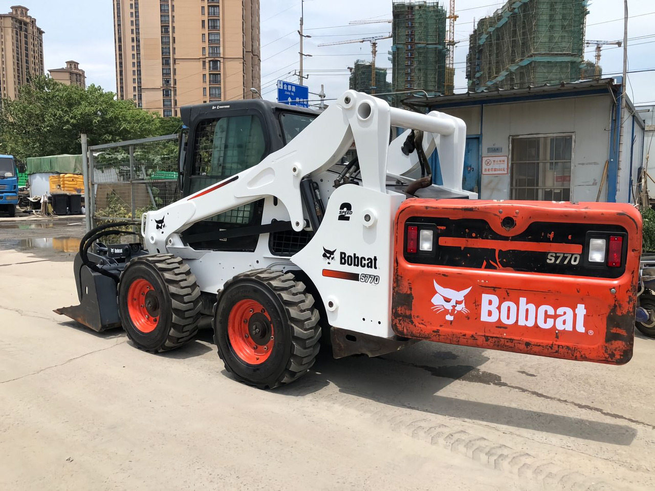 BOBCAT Skid Steer Loader S770 Click for Discount - Компактен натоварувач: слика 1 BOBCAT Skid Steer Loader S770 Click for Discount - Компактен натоварувач: слика 1