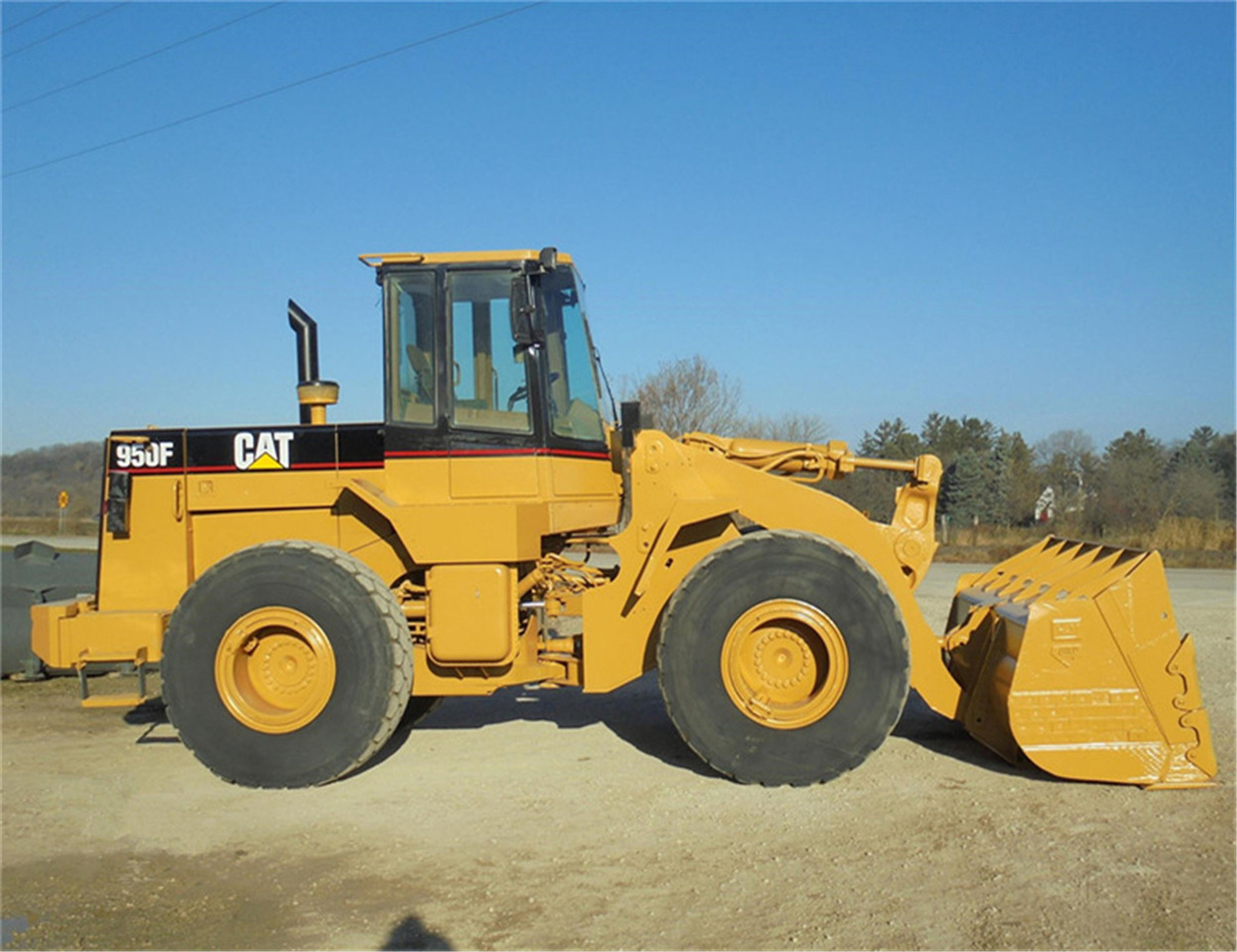 CATERPILLAR Skid Steer Loader 950F - Компактен натоварувач: слика 4 CATERPILLAR Skid Steer Loader 950F - Компактен натоварувач: слика 4