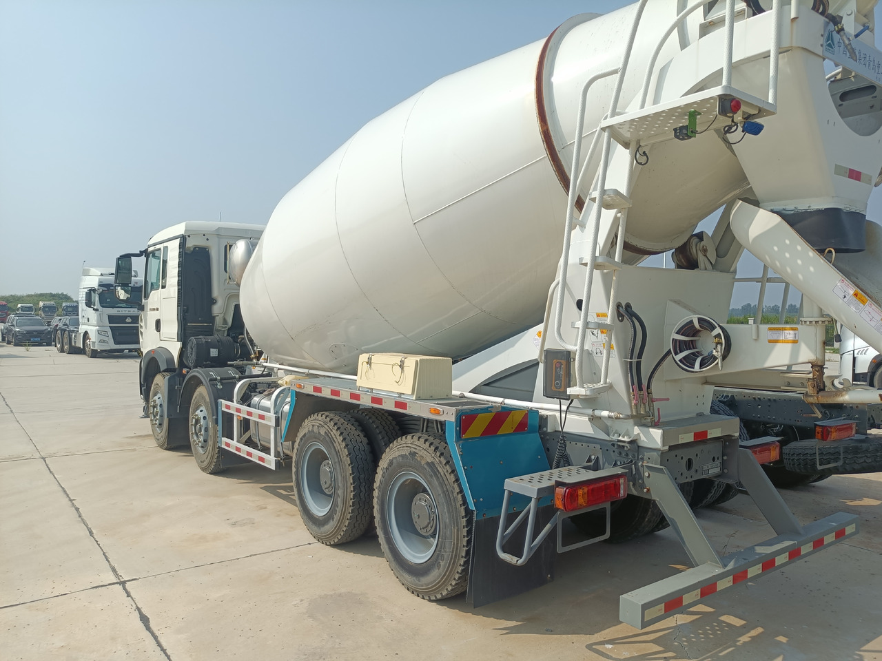 HOWO TX350 Cement Mixer Truck - Камион миксер за бетон: слика 4 HOWO TX350 Cement Mixer Truck - Камион миксер за бетон: слика 4