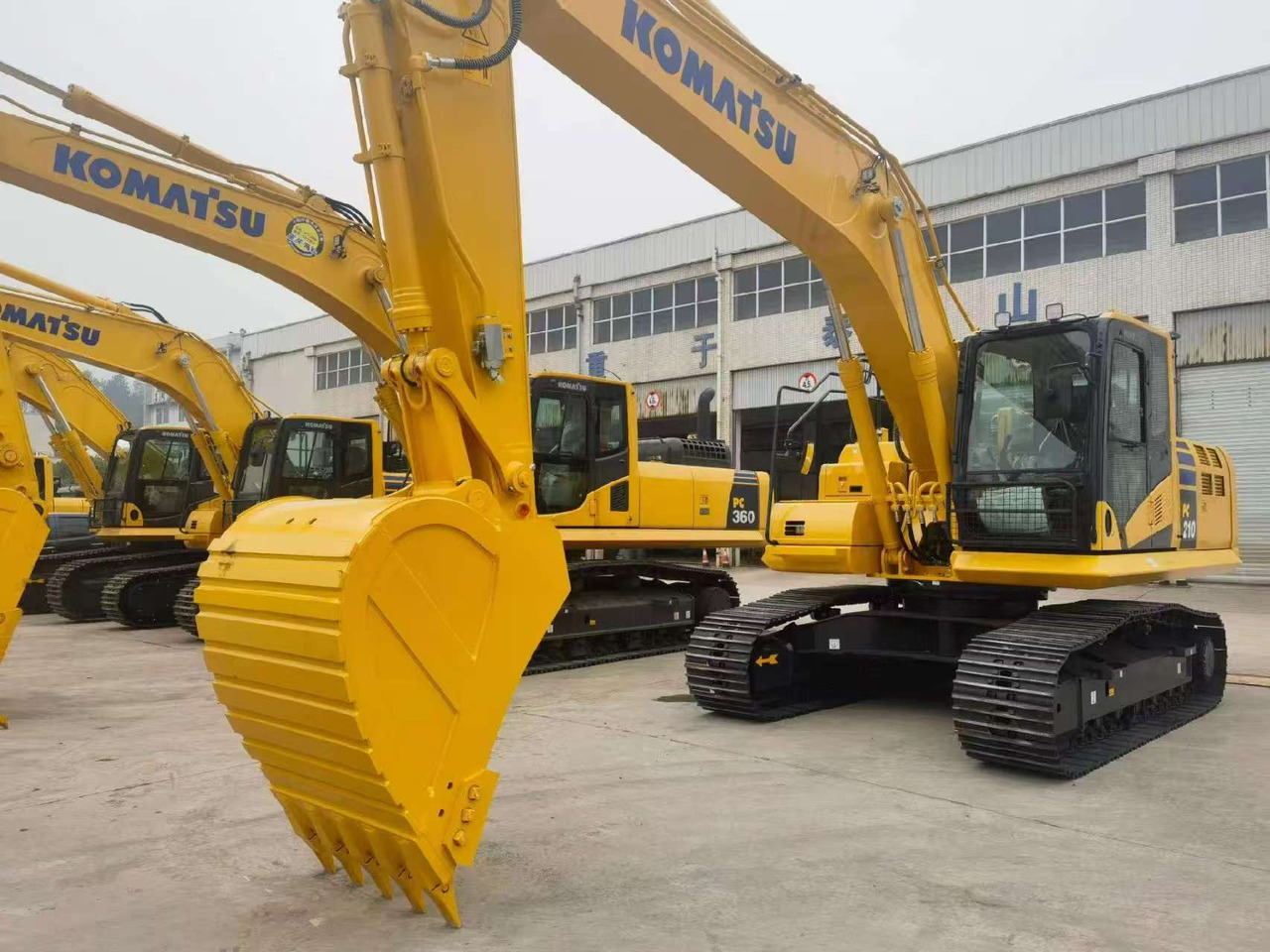 KOMATSU PC210 - Багер гасеничар: слика 1 KOMATSU PC210 - Багер гасеничар: слика 1