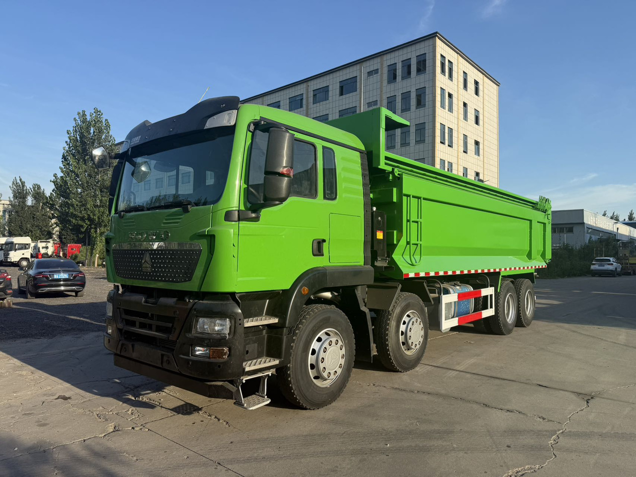 HOWO 8*4 TX Dump Truck Click for Discount - Камион: слика 2 HOWO 8*4 TX Dump Truck Click for Discount - Камион: слика 2