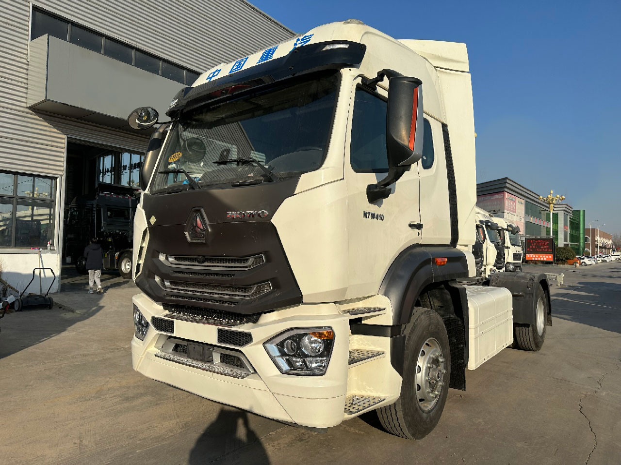 HOWO N7W 410 Haohan Tractor Unit 4X2 - Камион влекач: слика 1 HOWO N7W 410 Haohan Tractor Unit 4X2 - Камион влекач: слика 1