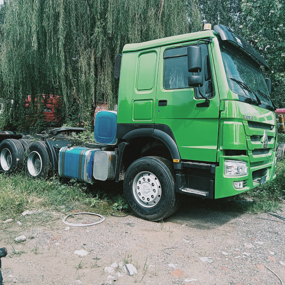 SINOTRUK HOWO 420 CLICK HERE FOR DISCOUNT - Камион влекач: слика 1 SINOTRUK HOWO 420 CLICK HERE FOR DISCOUNT - Камион влекач: слика 1