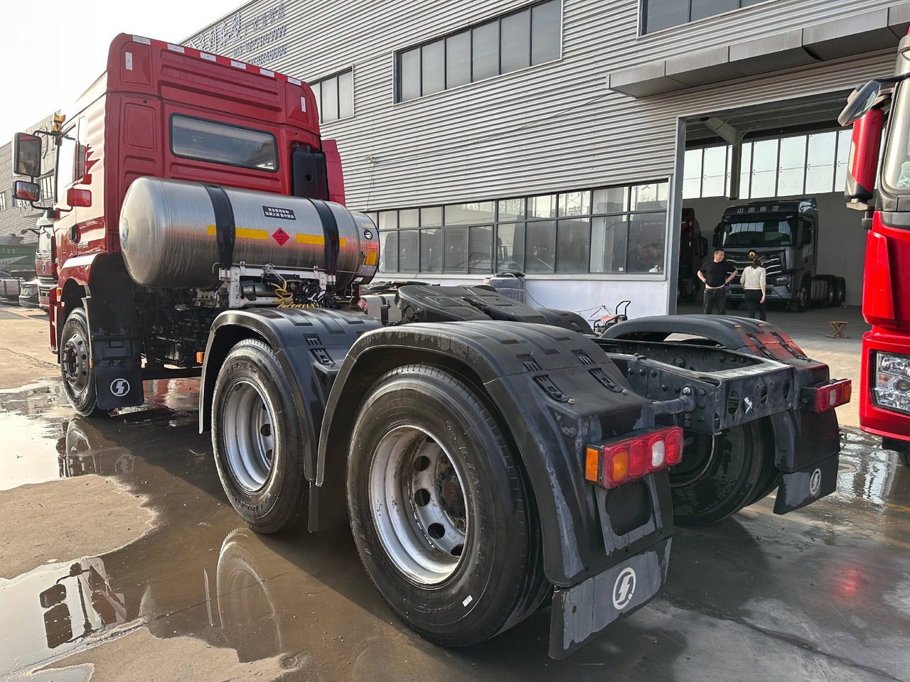 SINOTRUK K1026 6X4 Tractor Unit with Manual Transmission - Камион влекач: слика 3 SINOTRUK K1026 6X4 Tractor Unit with Manual Transmission - Камион влекач: слика 3