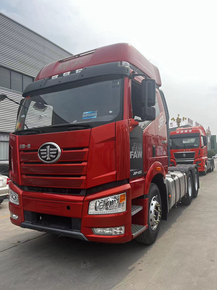 SINOTRUK Tractor Unit J6P 6X4 Manual Transmission New - Камион влекач: слика 1 SINOTRUK Tractor Unit J6P 6X4 Manual Transmission New - Камион влекач: слика 1