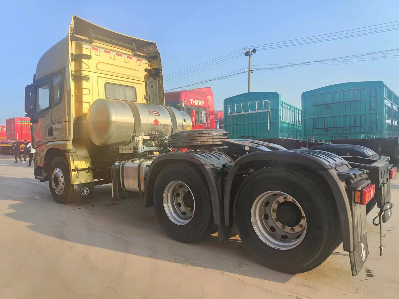 SINOTRUK X5000 6X4 Manual Tractor Unit - Камион влекач: слика 2 SINOTRUK X5000 6X4 Manual Tractor Unit - Камион влекач: слика 2