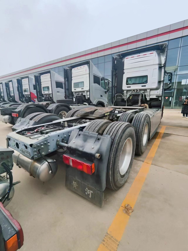 SINOTRUK Y1243 Huanghe X7 6X4 Automatic Tractor Unit - Камион влекач: слика 3 SINOTRUK Y1243 Huanghe X7 6X4 Automatic Tractor Unit - Камион влекач: слика 3