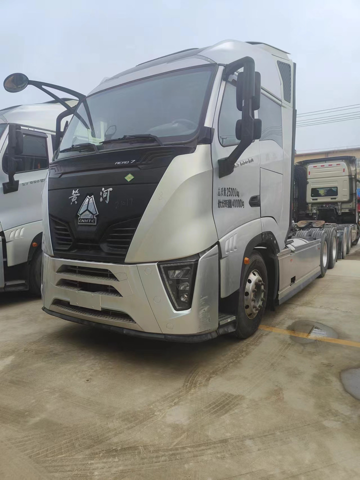 SINOTRUK Y1243 Huanghe X7 6X4 Automatic Tractor Unit - Камион влекач: слика 1 SINOTRUK Y1243 Huanghe X7 6X4 Automatic Tractor Unit - Камион влекач: слика 1