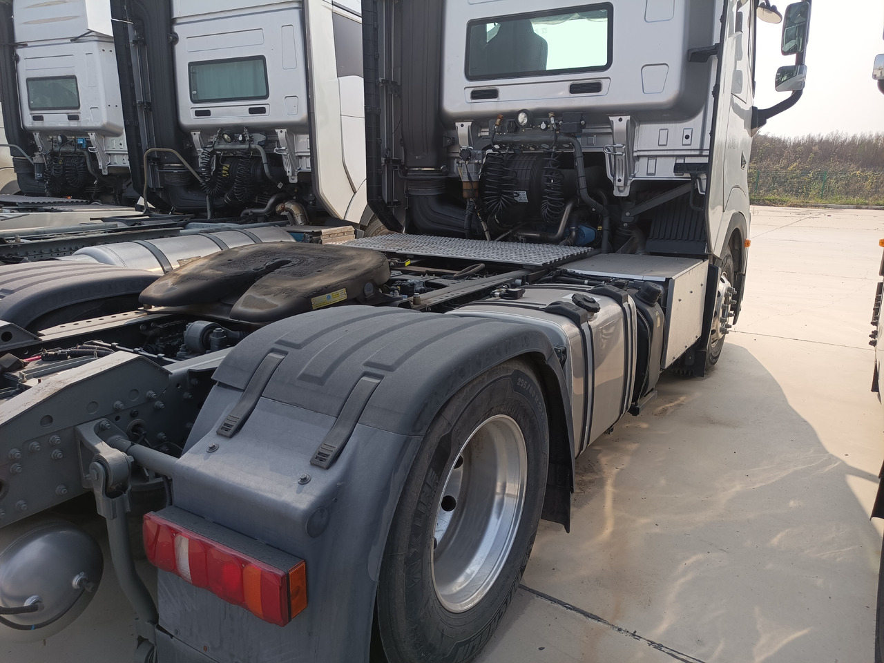 SINOTRUK Y1267 Huanghe X7 4X2 Automatic Tractor Unit - Камион влекач: слика 3 SINOTRUK Y1267 Huanghe X7 4X2 Automatic Tractor Unit - Камион влекач: слика 3