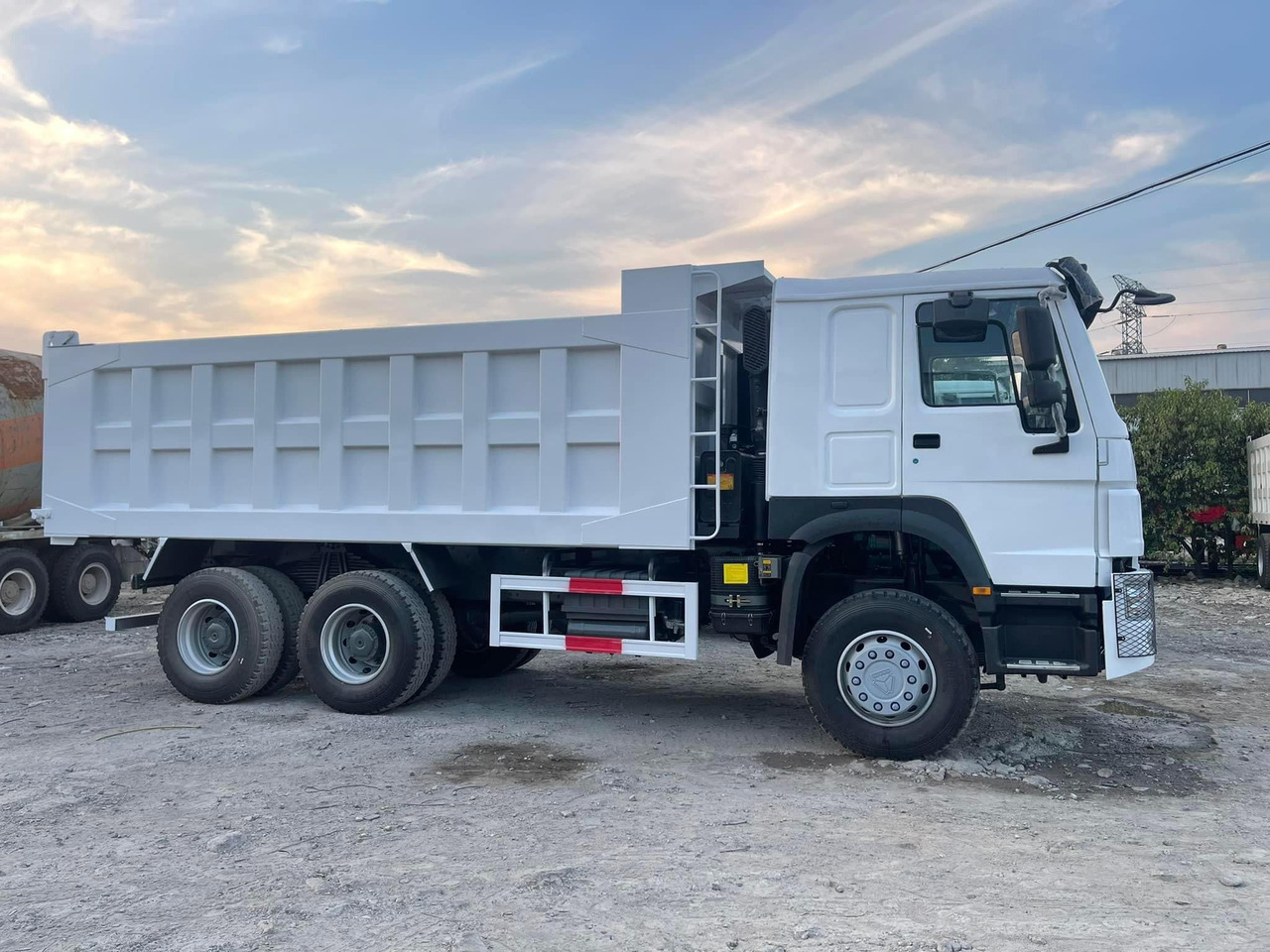 SINOTRUK HOWO 371 6X4 CLICK HERE FOR DISCOUNT - Кипер: слика 1 SINOTRUK HOWO 371 6X4 CLICK HERE FOR DISCOUNT - Кипер: слика 1