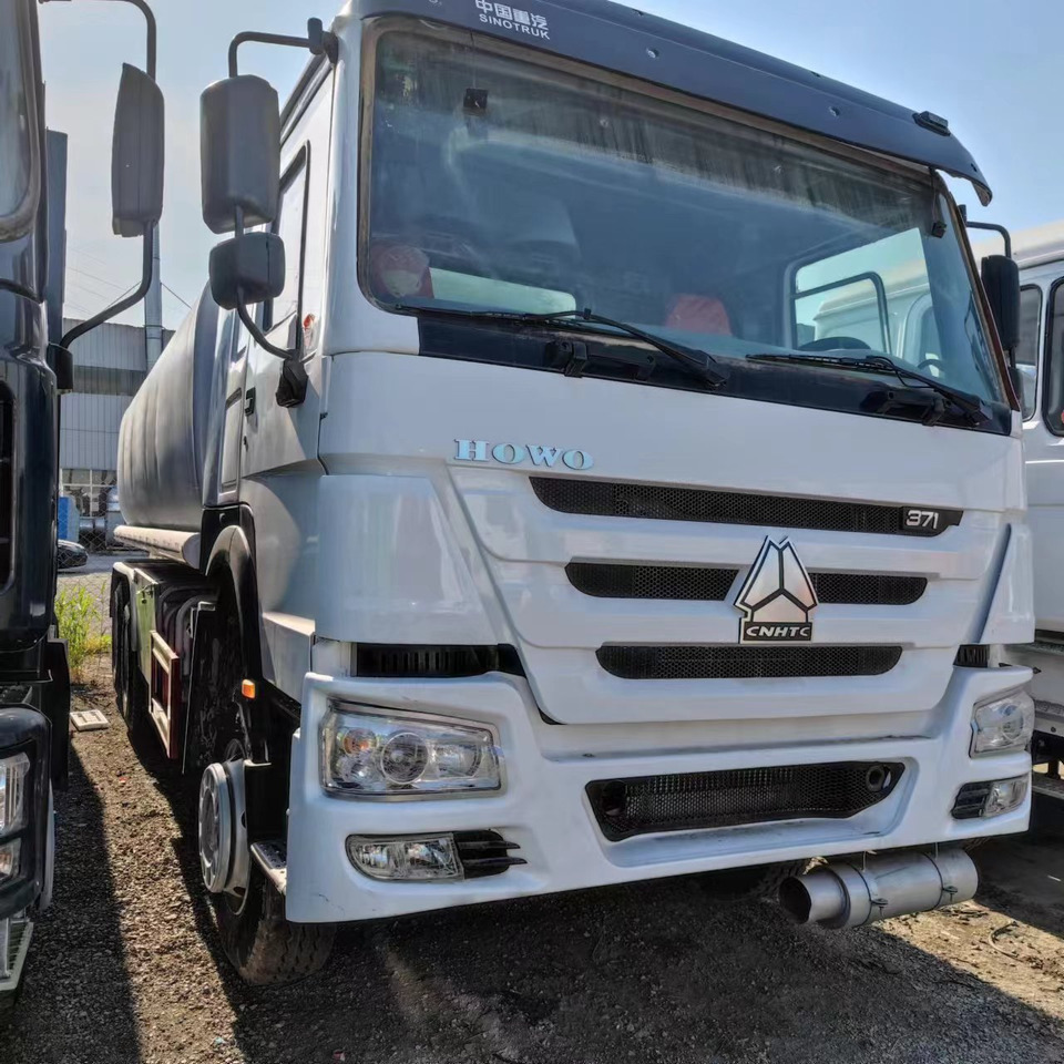 SINOTRUK HOWO 371 Fuel Tanker Truck Reliable Tanker Vehicle - Камион цистерна: слика 3 SINOTRUK HOWO 371 Fuel Tanker Truck Reliable Tanker Vehicle - Камион цистерна: слика 3