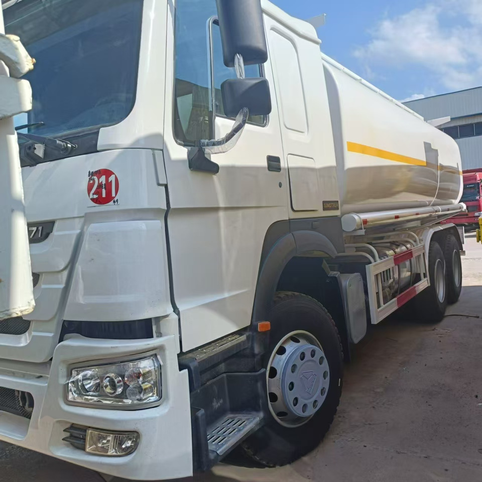 SINOTRUK HOWO 371 - Камион цистерна: слика 1 SINOTRUK HOWO 371 - Камион цистерна: слика 1