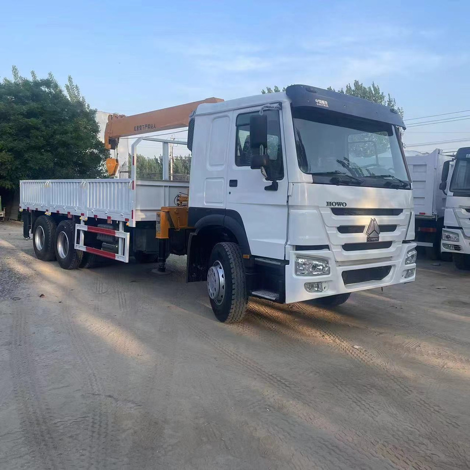 SINOTRUK HOWO 6X4 - Камион со кран: слика 1 SINOTRUK HOWO 6X4 - Камион со кран: слика 1