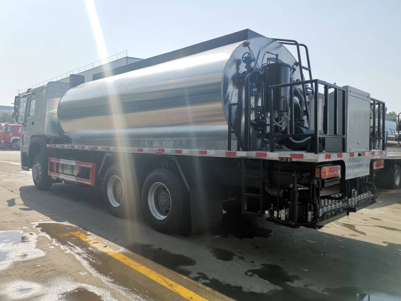 SINOTRUK HOWO CLICK HERE FOR DISCOUNT - Прскалка за битуменска емулзија: слика 4 SINOTRUK HOWO CLICK HERE FOR DISCOUNT - Прскалка за битуменска емулзија: слика 4
