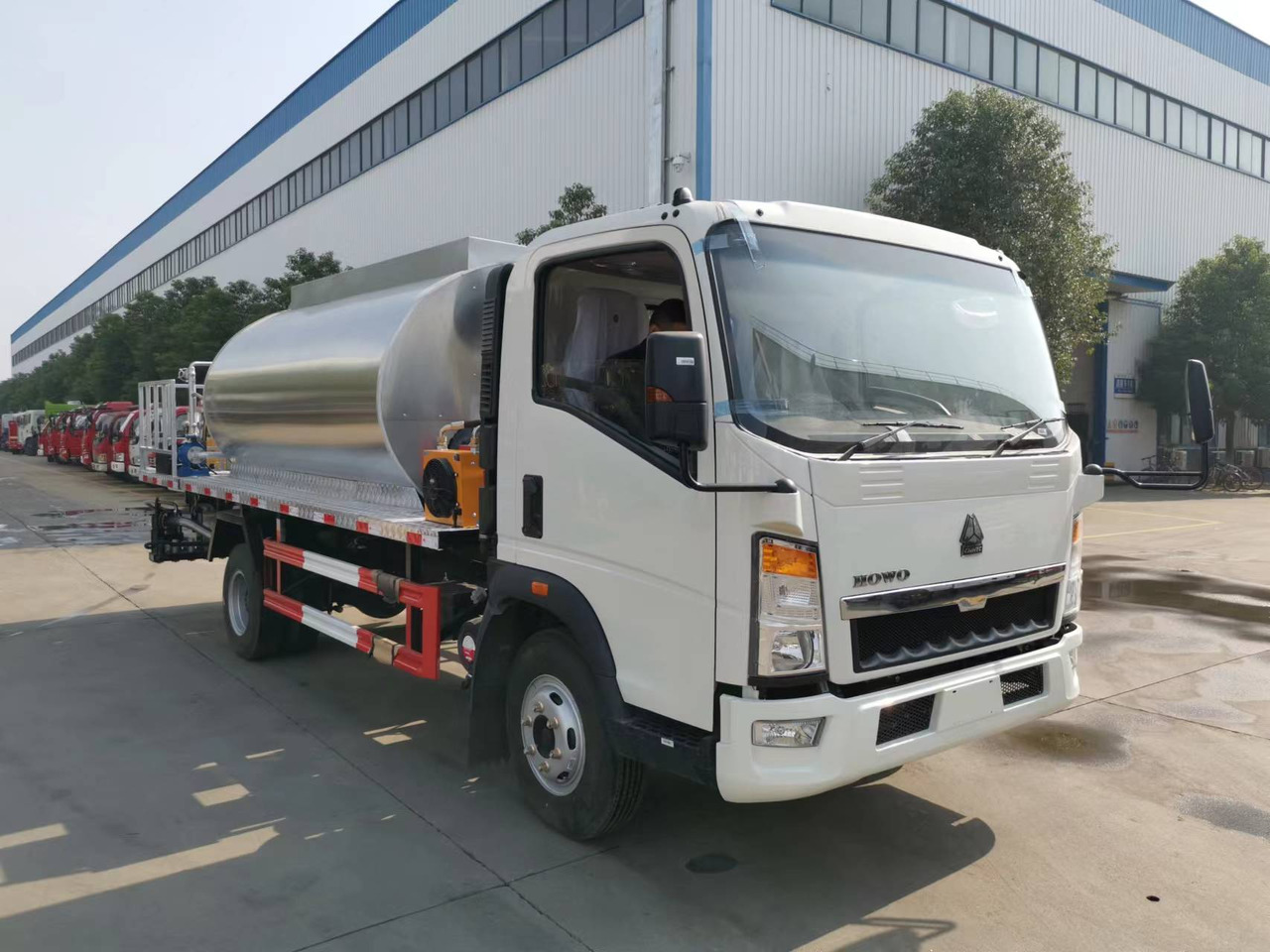 SINOTRUK HOWO CLICK HERE FOR DISCOUNT - Прскалка за битуменска емулзија: слика 1 SINOTRUK HOWO CLICK HERE FOR DISCOUNT - Прскалка за битуменска емулзија: слика 1