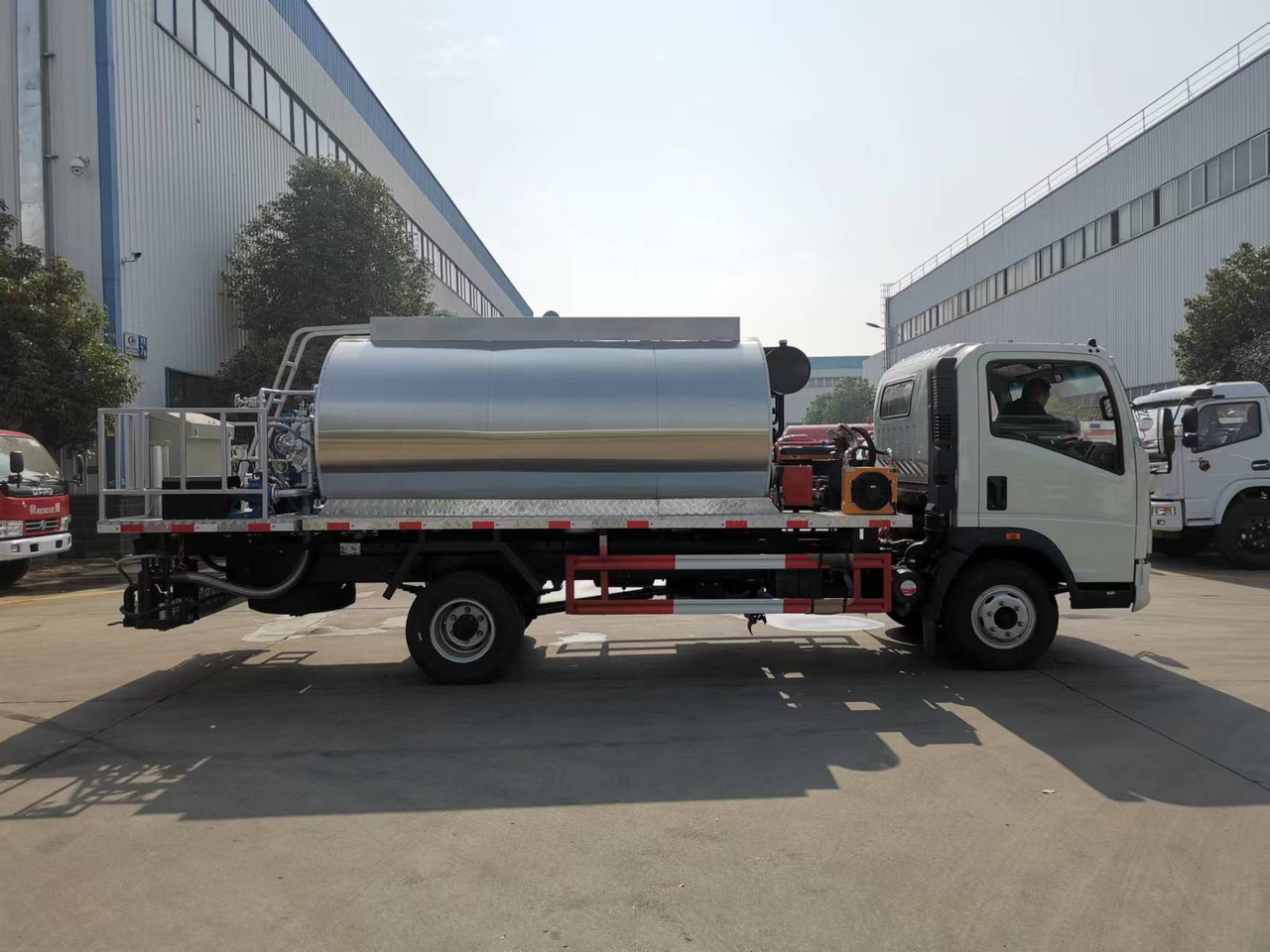 SINOTRUK HOWO CLICK HERE FOR DISCOUNT - Прскалка за битуменска емулзија: слика 3 SINOTRUK HOWO CLICK HERE FOR DISCOUNT - Прскалка за битуменска емулзија: слика 3