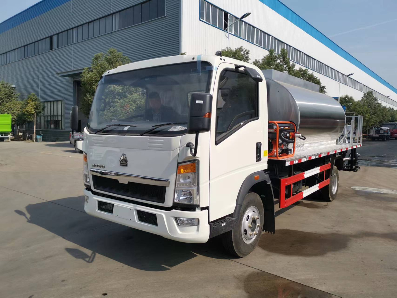 SINOTRUK HOWO CLICK HERE FOR DISCOUNT - Прскалка за битуменска емулзија: слика 2 SINOTRUK HOWO CLICK HERE FOR DISCOUNT - Прскалка за битуменска емулзија: слика 2