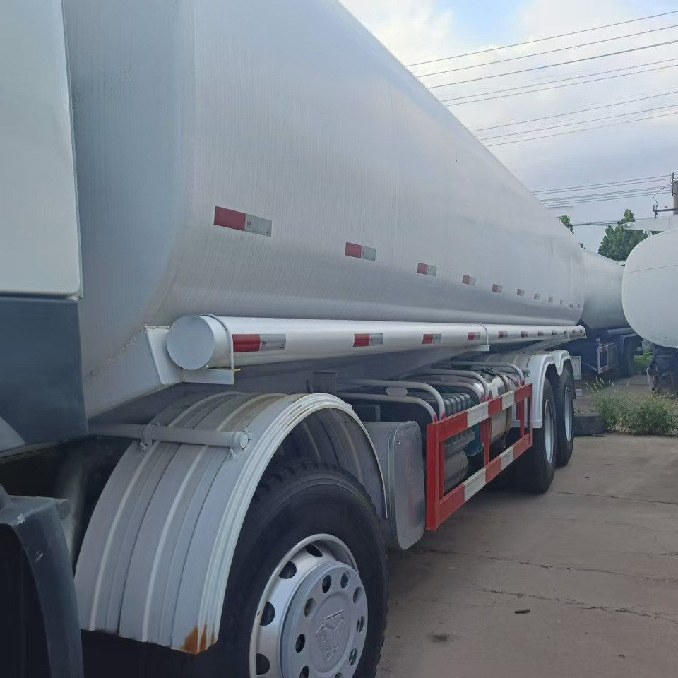 SINOTRUK Howo 371 Fuel Tanker Click Here For DISCOUNT - Камион цистерна: слика 4 SINOTRUK Howo 371 Fuel Tanker Click Here For DISCOUNT - Камион цистерна: слика 4