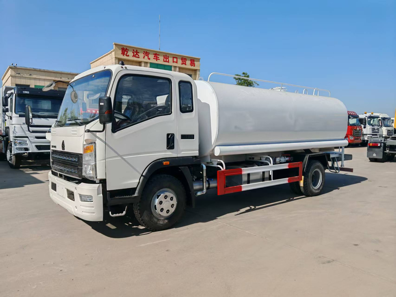 SINOTRUK Howo Water Tanker Click Here For DISCOUNT - Камион цистерна: слика 1 SINOTRUK Howo Water Tanker Click Here For DISCOUNT - Камион цистерна: слика 1