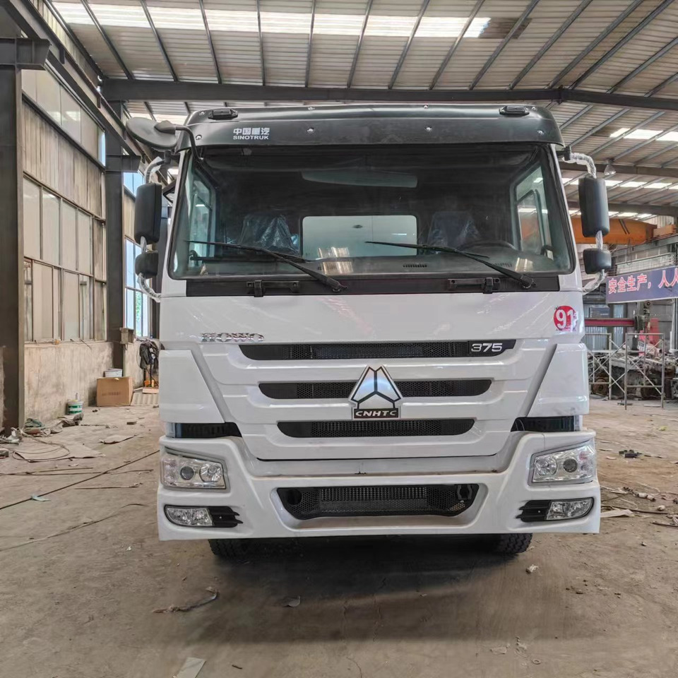 Sinotruck HOWO 371 Fuel Tanker Large Capacity Fuel Vehicle - Камион цистерна: слика 3 Sinotruck HOWO 371 Fuel Tanker Large Capacity Fuel Vehicle - Камион цистерна: слика 3